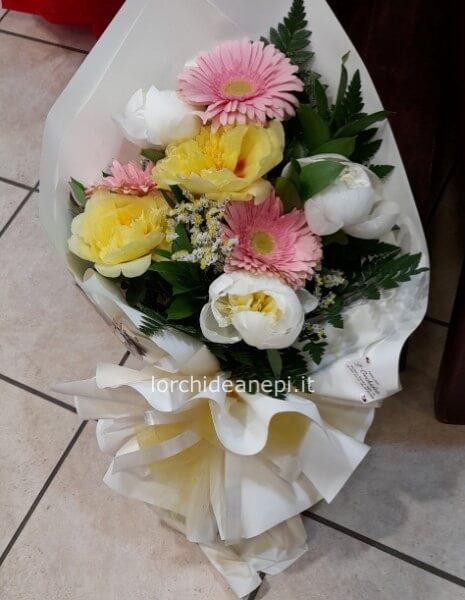 Bouquet del fiorista con fiori del momento